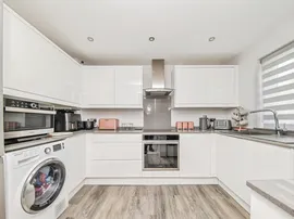 Ladbrook Drive, Colchester thumb 3