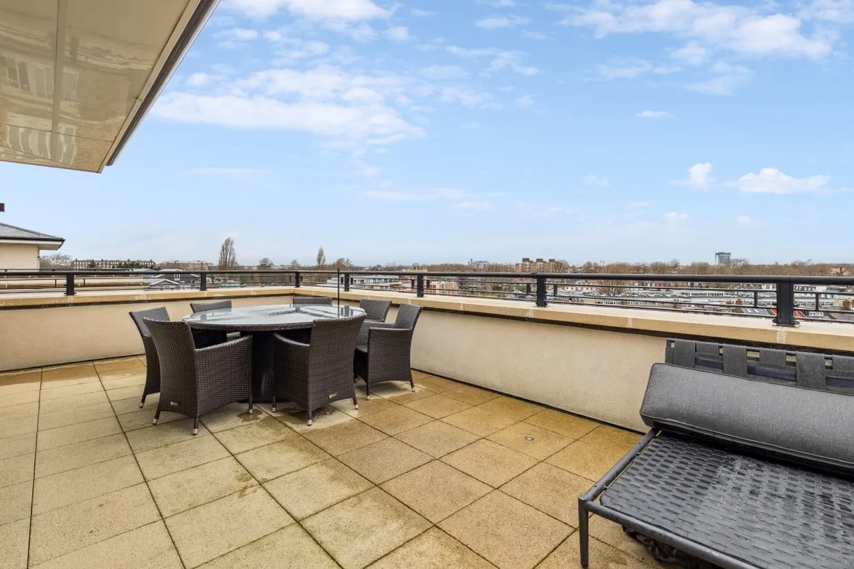 Penthouse Carnwath Road London SW6 photo 2