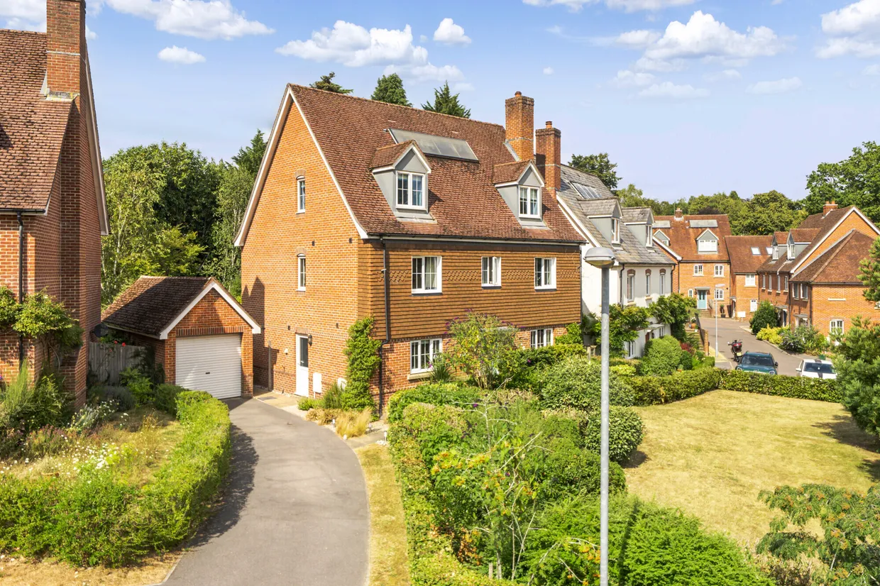 Meadowlands Drive, Haslemere, GU27 photo 1