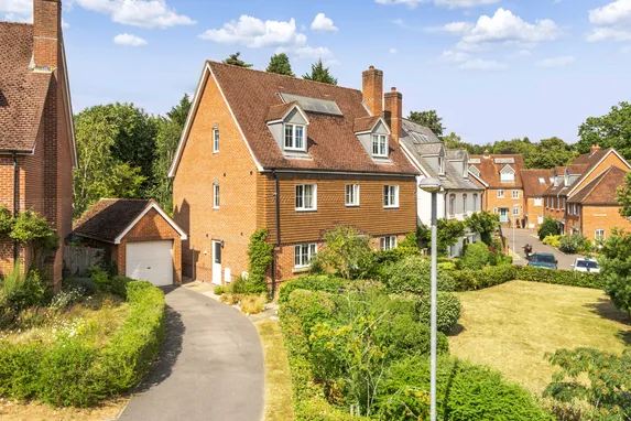 Meadowlands Drive, Haslemere, GU27