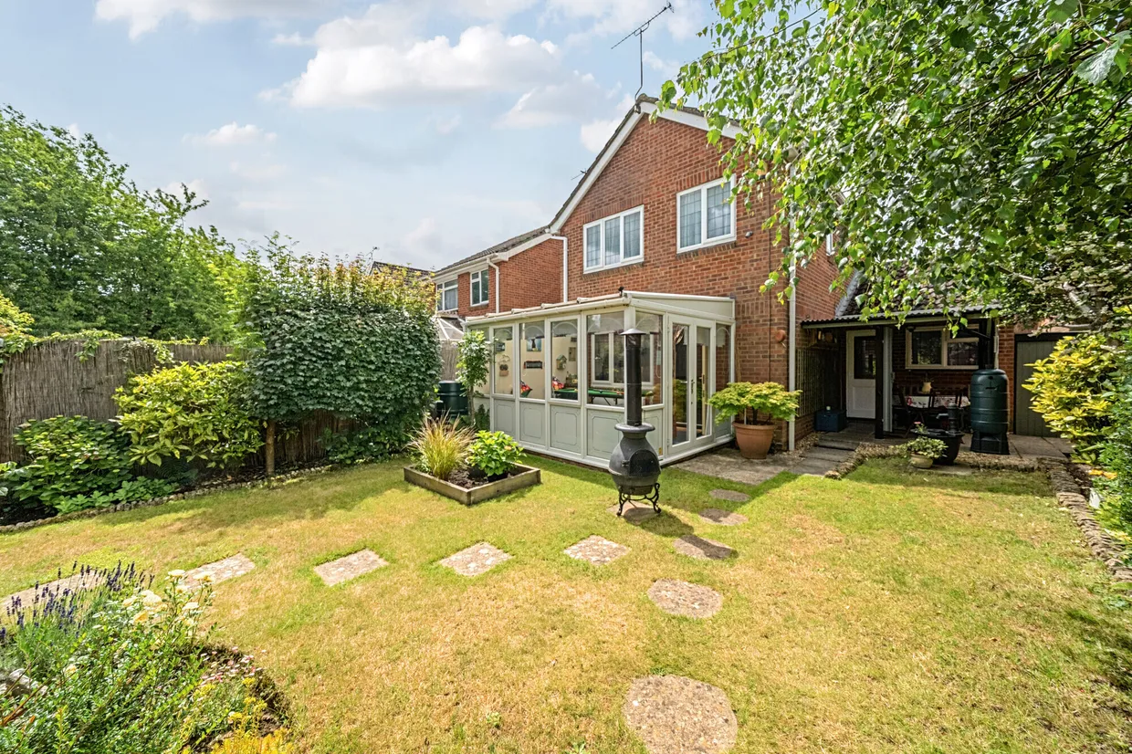 Periwinkle Close, Lindford, GU35 photo 2