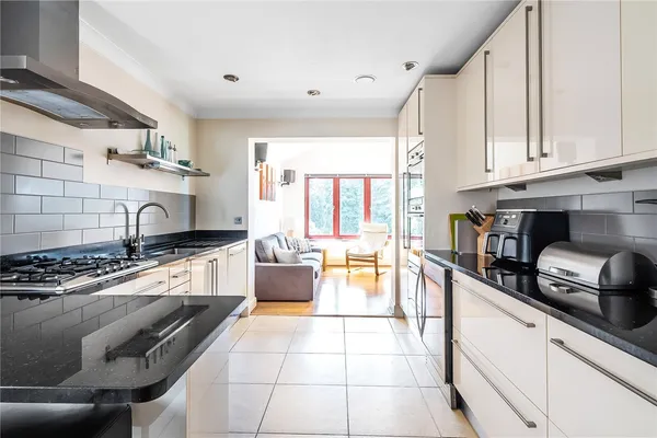 Raglan Road, Reigate, RH2 photo 2