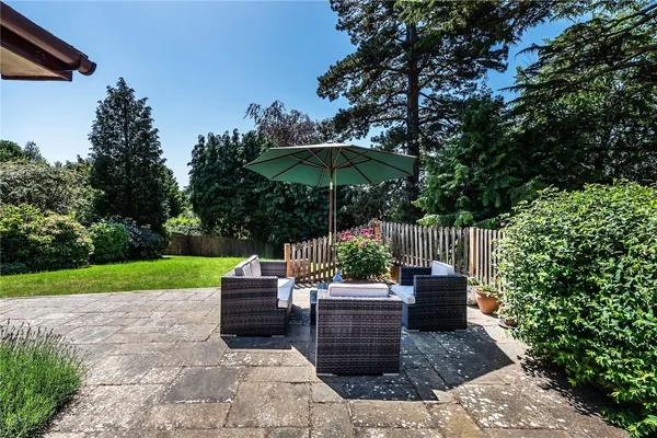 Raglan Road, Reigate, RH2 photo 4