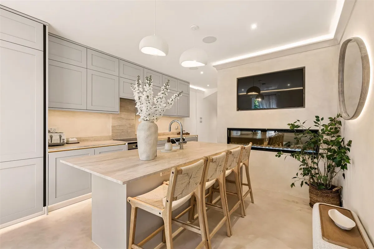 Dean Road, London, NW2