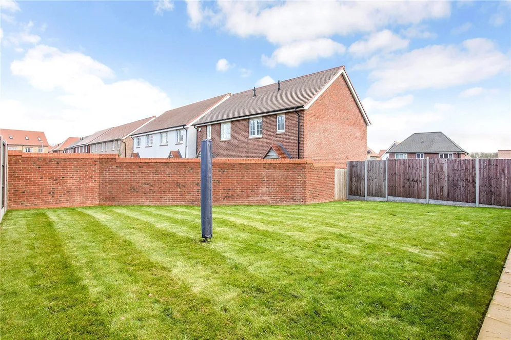Kestrel Grove, Caddington, LU1 photo 25