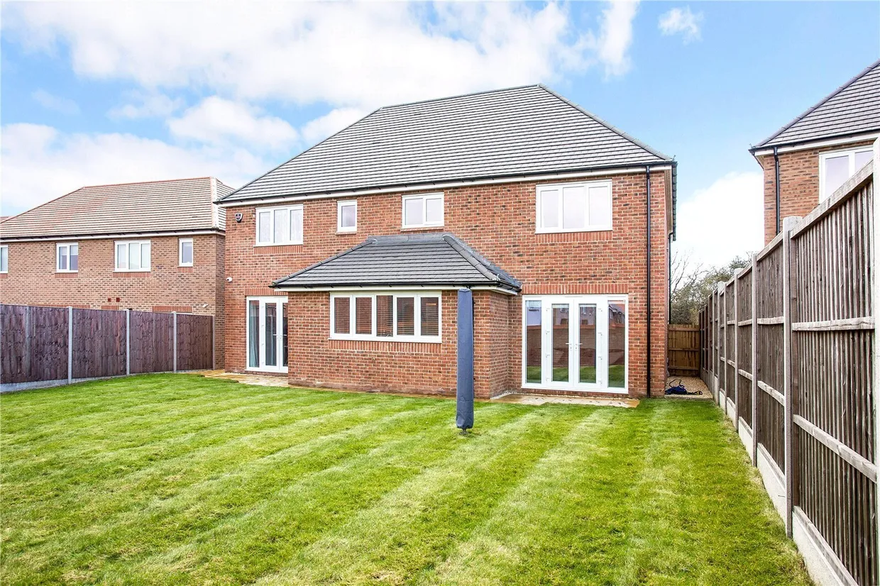 Kestrel Grove, Caddington, LU1 photo 27