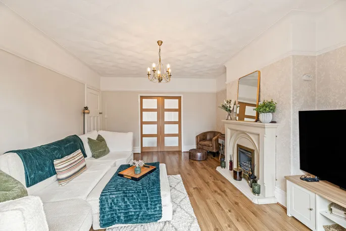 Property carousel image 3
