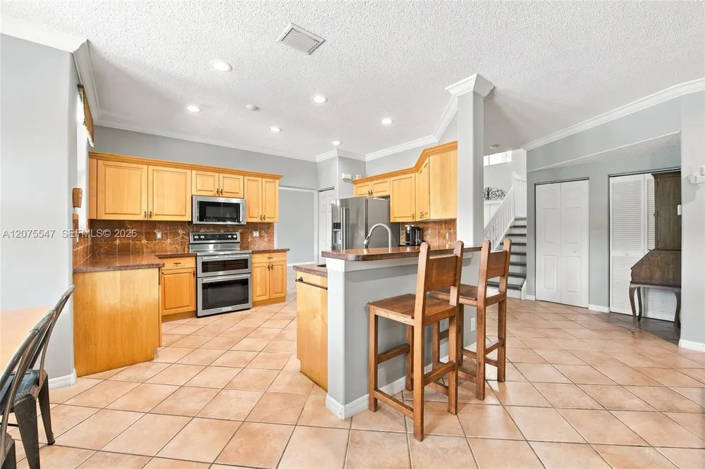861 CRESTVIEW CIR, Weston, FL 33327