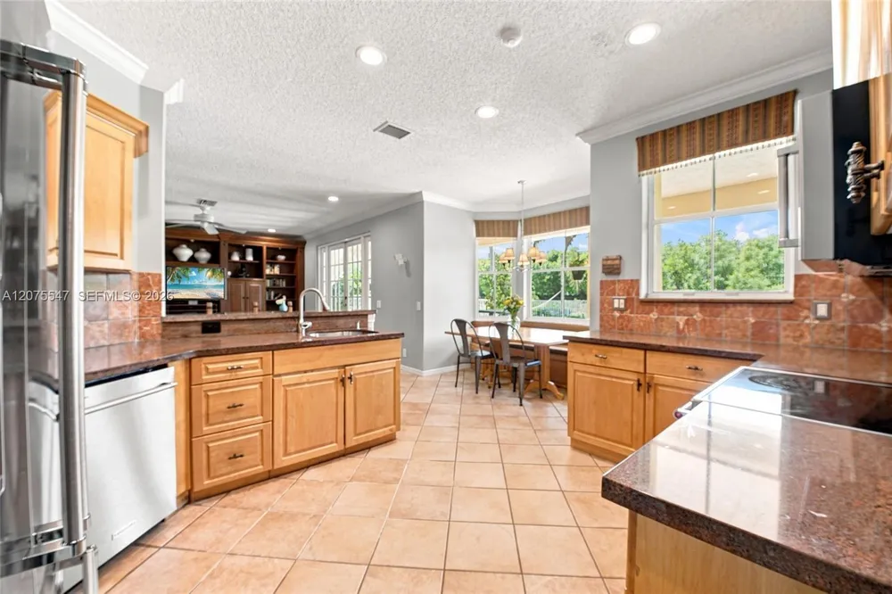 861 CRESTVIEW CIR, Weston, FL 33327