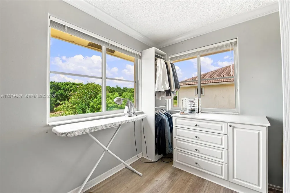 861 CRESTVIEW CIR, Weston, FL 33327
