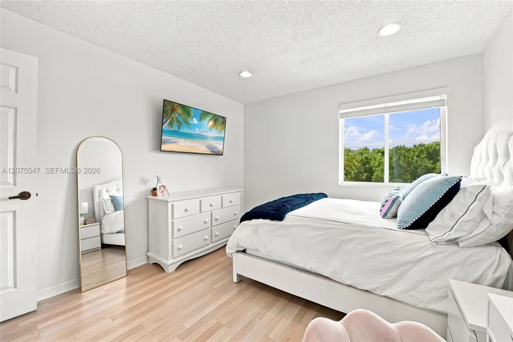 861 CRESTVIEW CIR, Weston, FL 33327