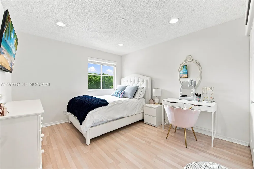 861 CRESTVIEW CIR, Weston, FL 33327