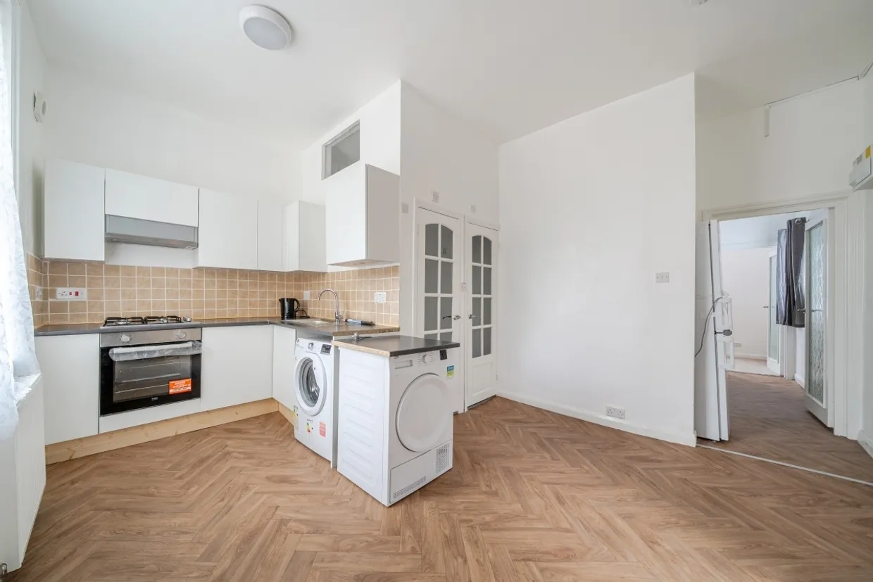 Epsom Road, Epsom KT17 photo 2