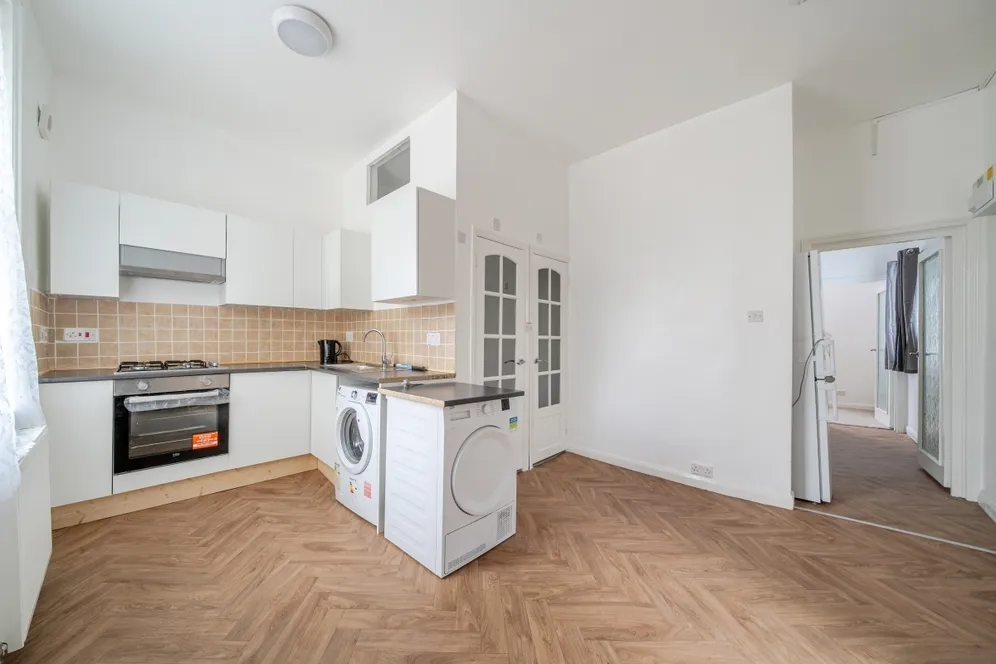 Epsom Road, Epsom KT17 photo 2