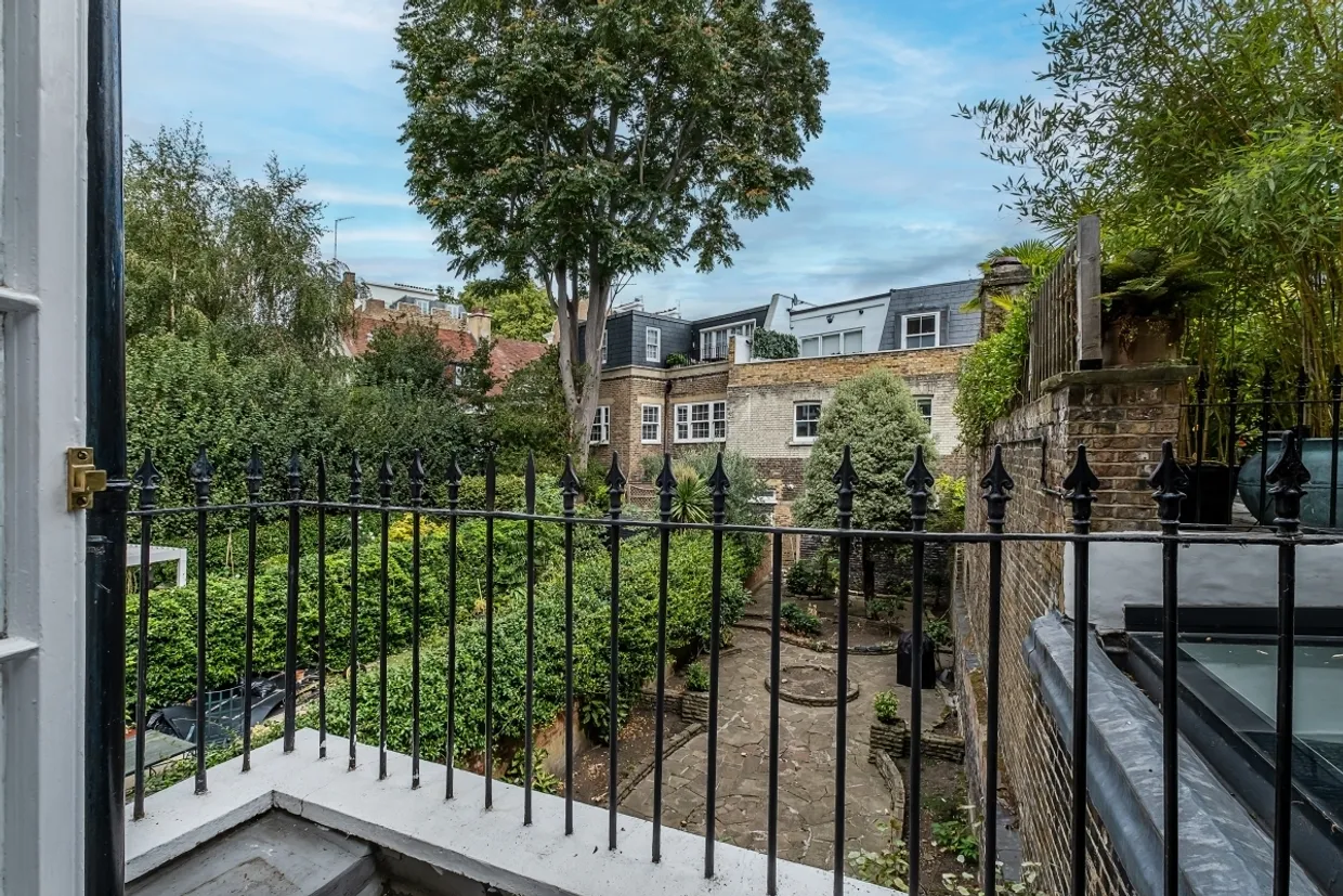 Brompton Square Knightsbridge SW3 photo 12
