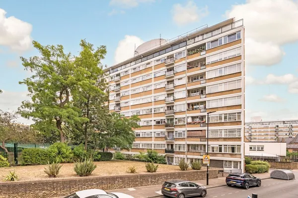 Churchill Gardens, London, SW1V photo 2