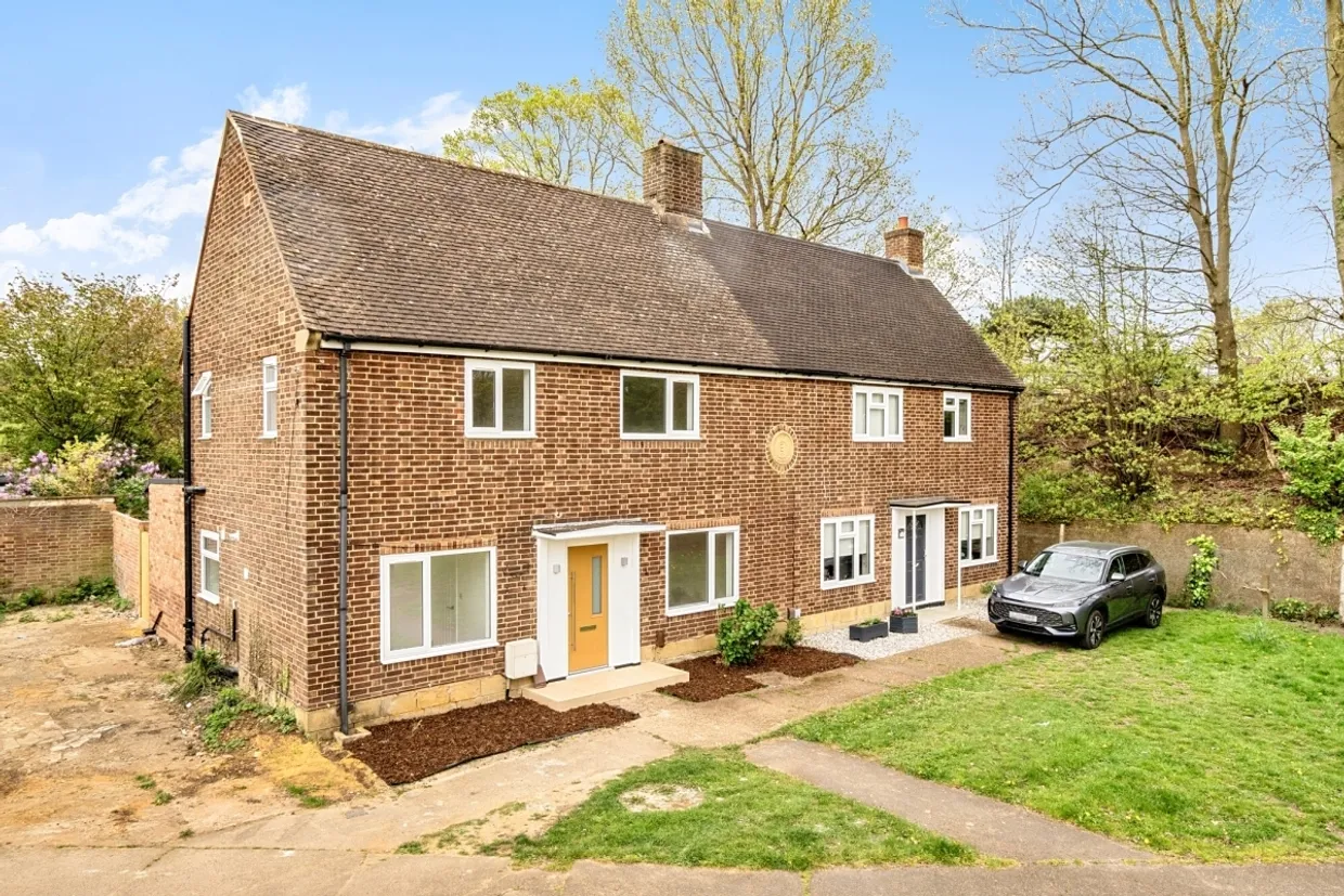 Douglas Road, Esher KT10 photo 1
