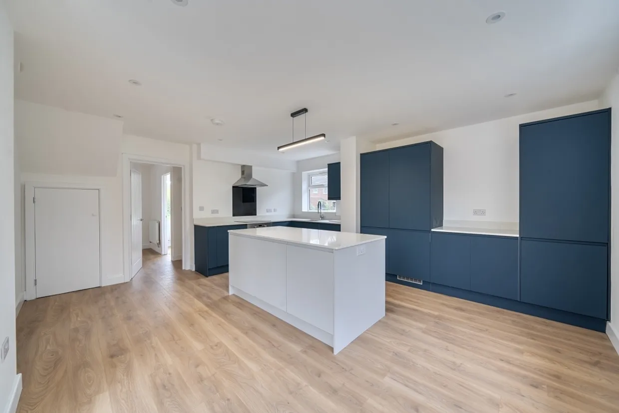 Douglas Road, Esher KT10 photo 3
