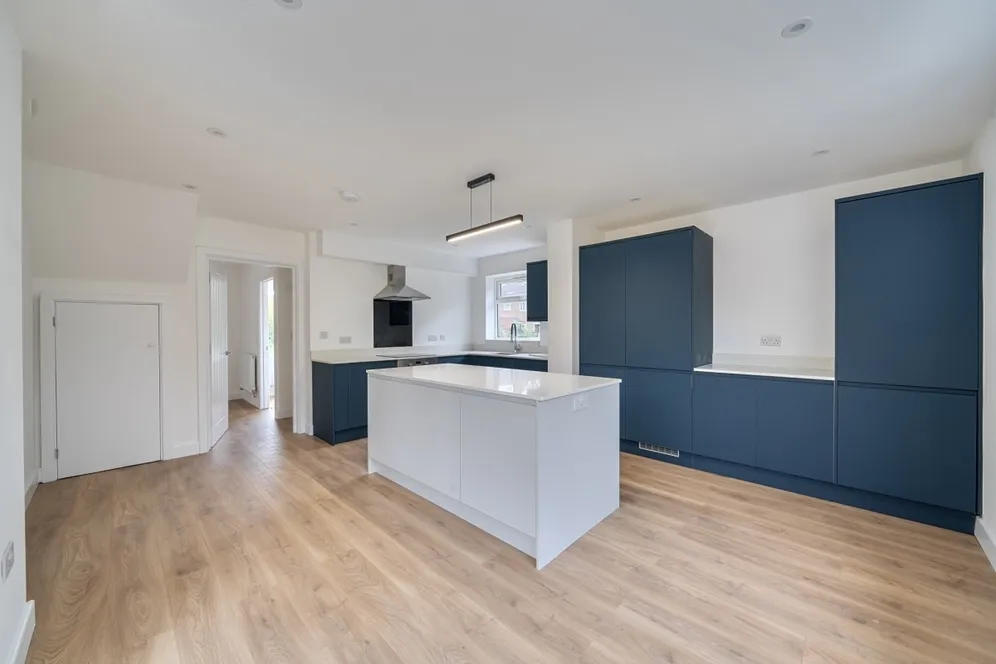 Douglas Road, Esher KT10 photo 3