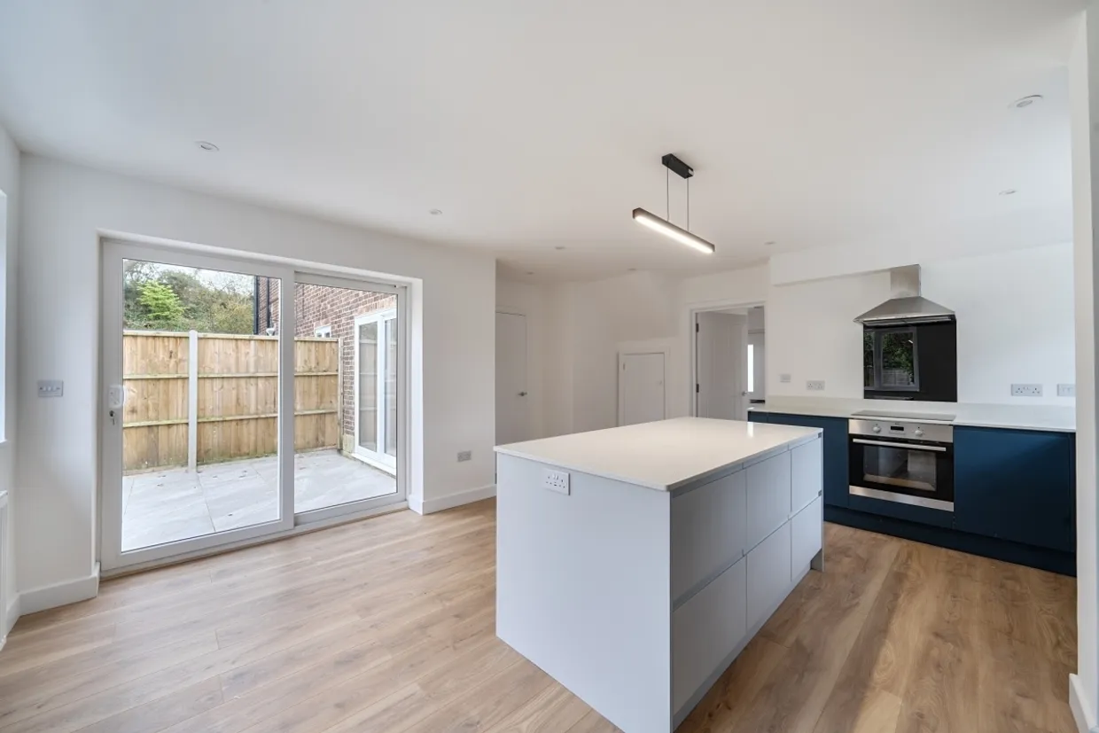 Douglas Road, Esher KT10 photo 4