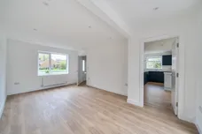 Douglas Road, Esher KT10 photo 6