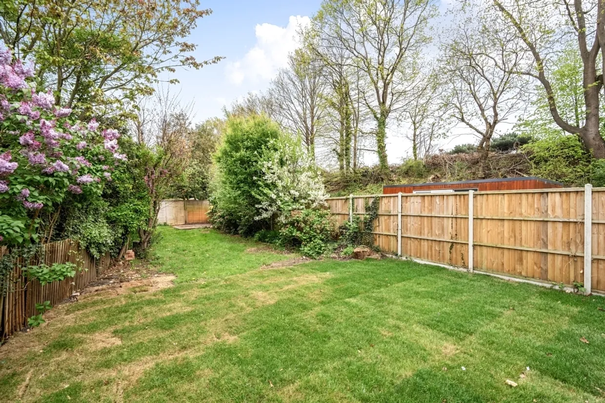 Douglas Road, Esher KT10 photo 7