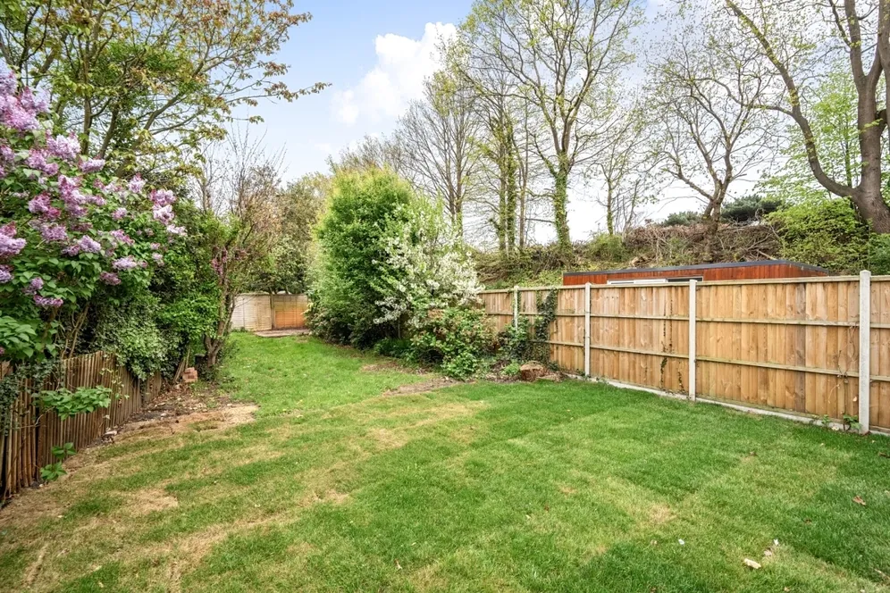 Douglas Road, Esher KT10 photo 7