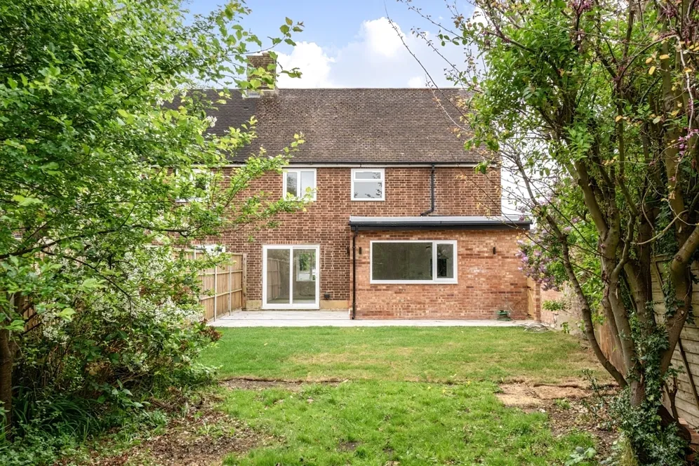 Douglas Road, Esher KT10 photo 8