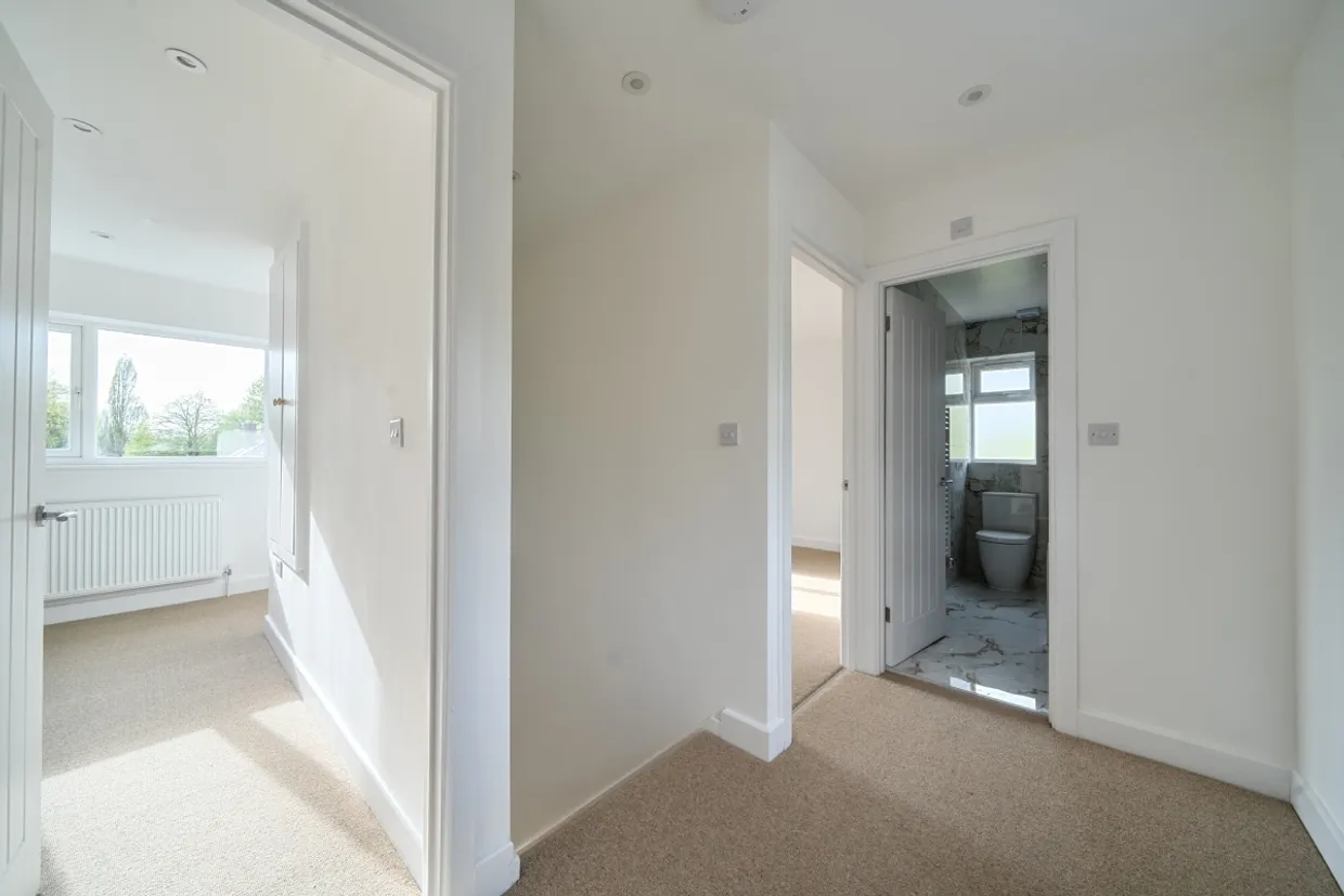 Douglas Road, Esher KT10 photo 9