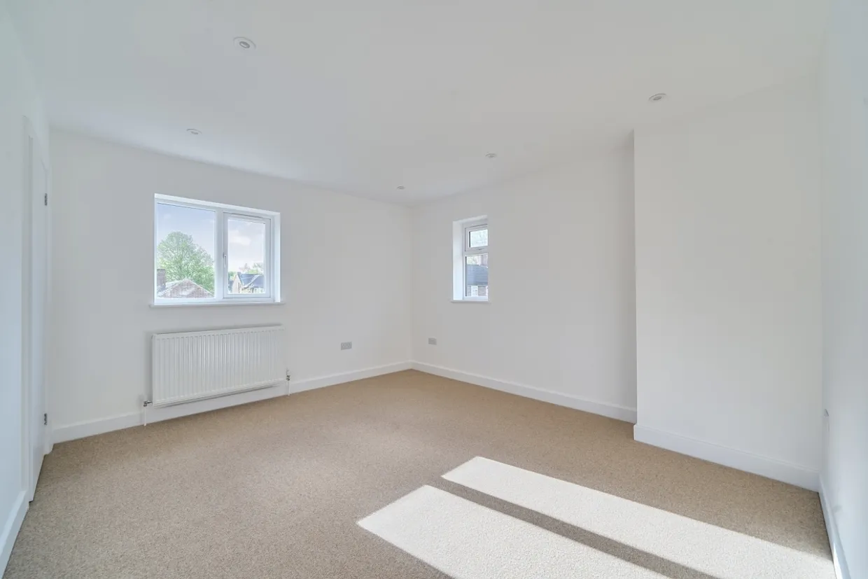 Douglas Road, Esher KT10 photo 10