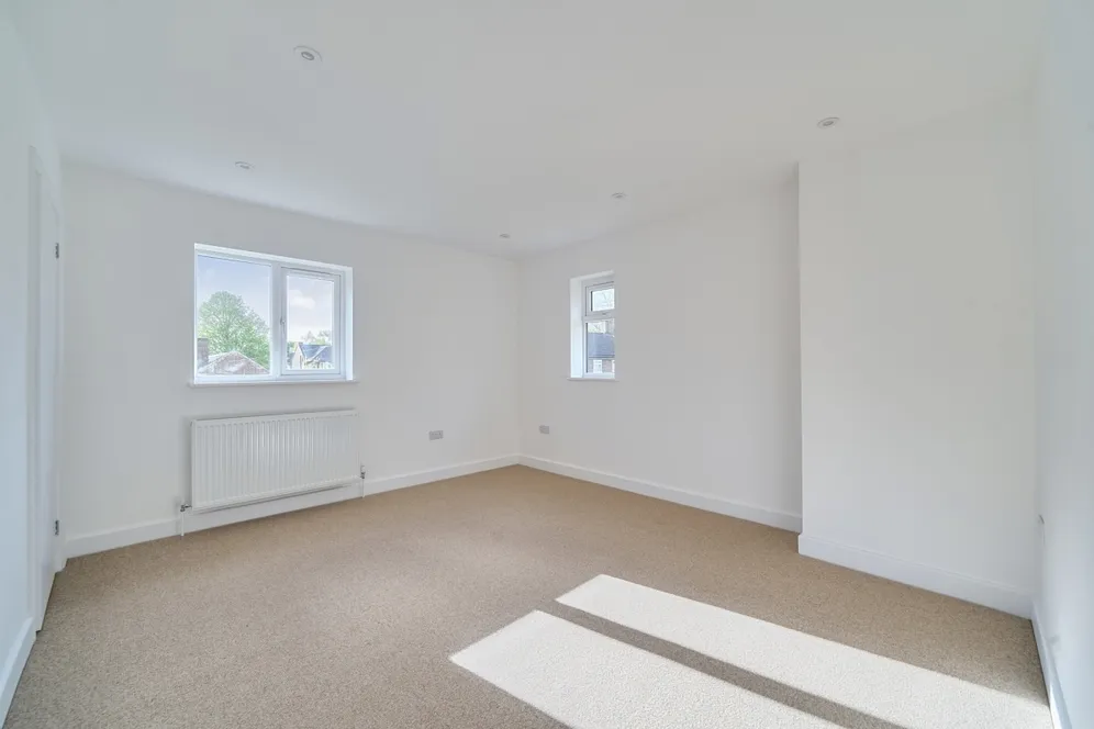 Douglas Road, Esher KT10 photo 10