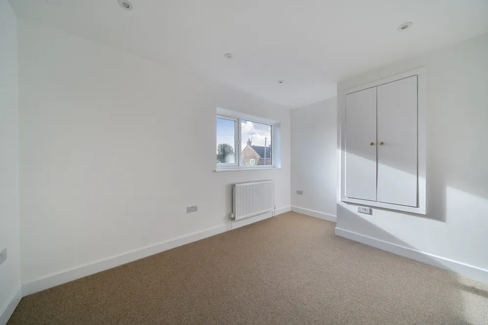 Douglas Road, Esher KT10 photo 13