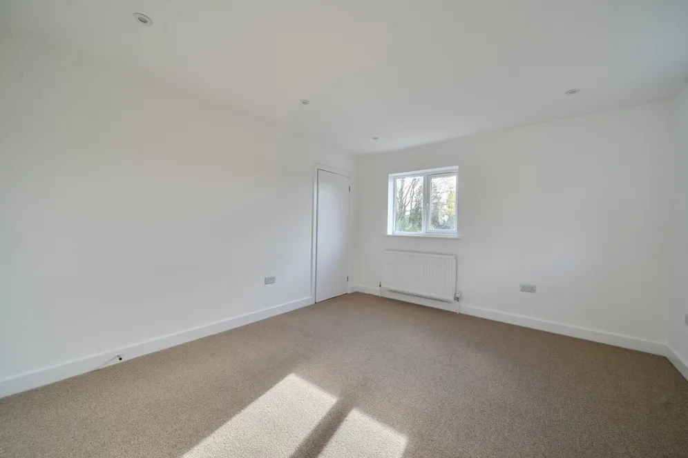 Douglas Road, Esher KT10 photo 14