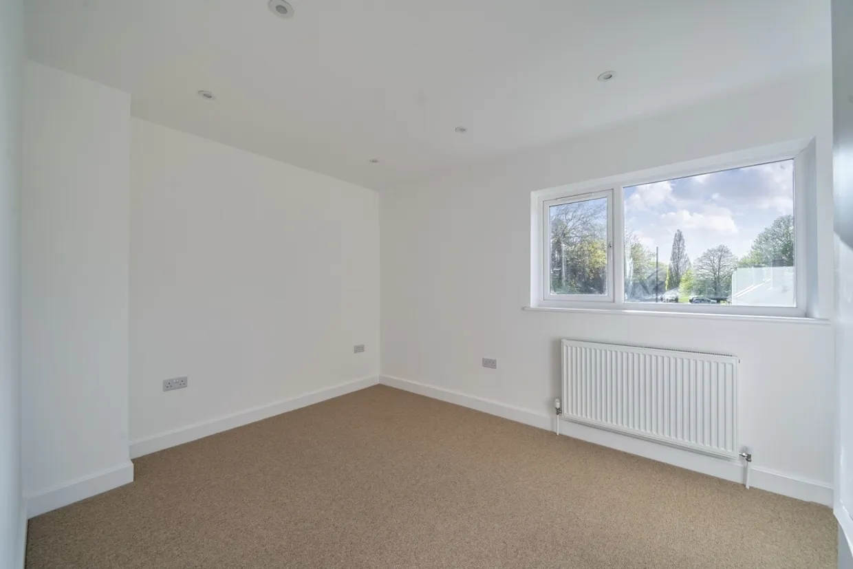 Douglas Road, Esher KT10 photo 15