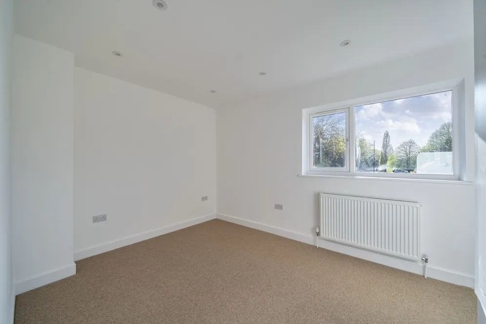 Douglas Road, Esher KT10 photo 15