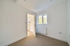 Douglas Road, Esher KT10 photo 16