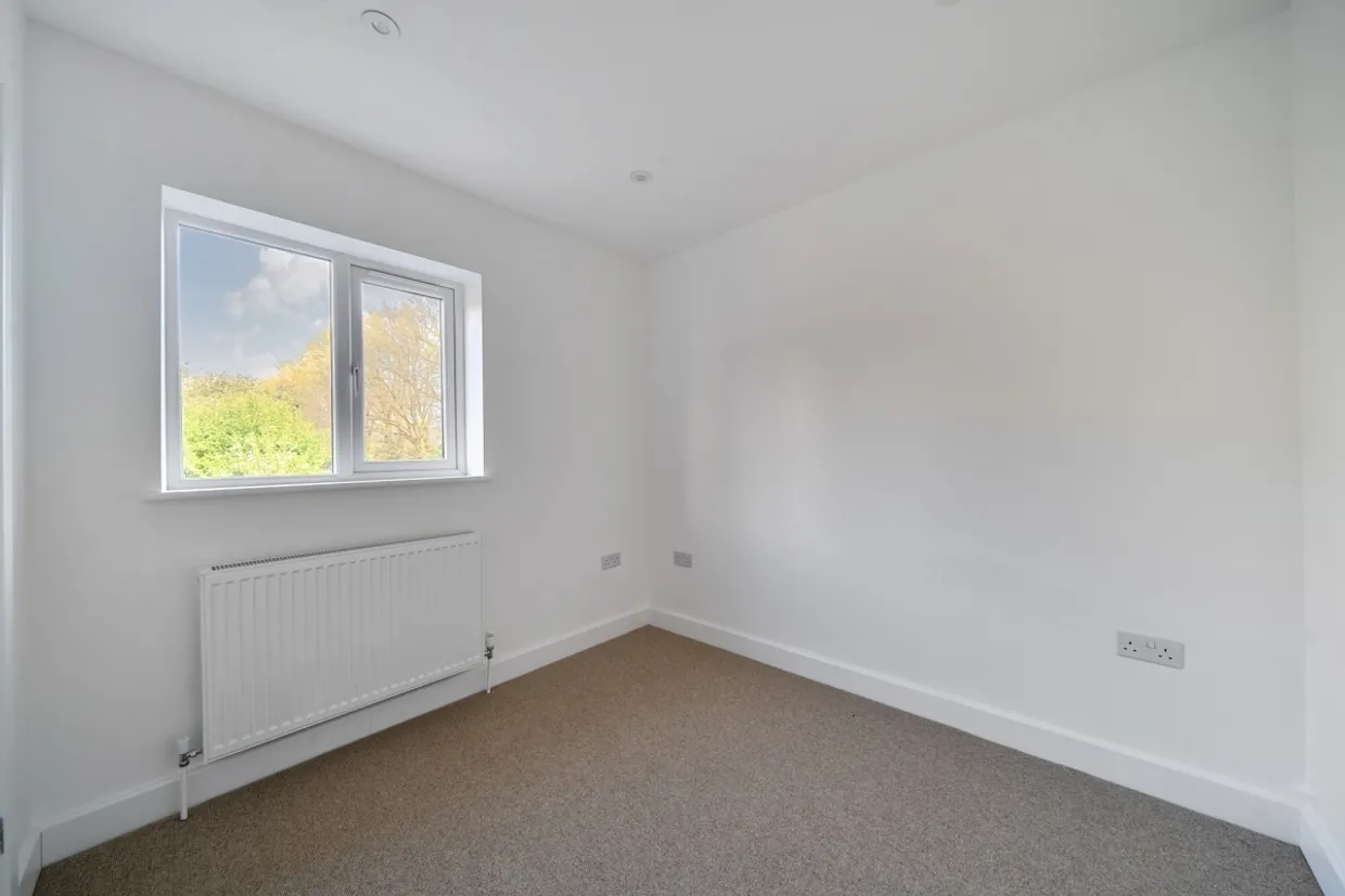 Douglas Road, Esher KT10 photo 17