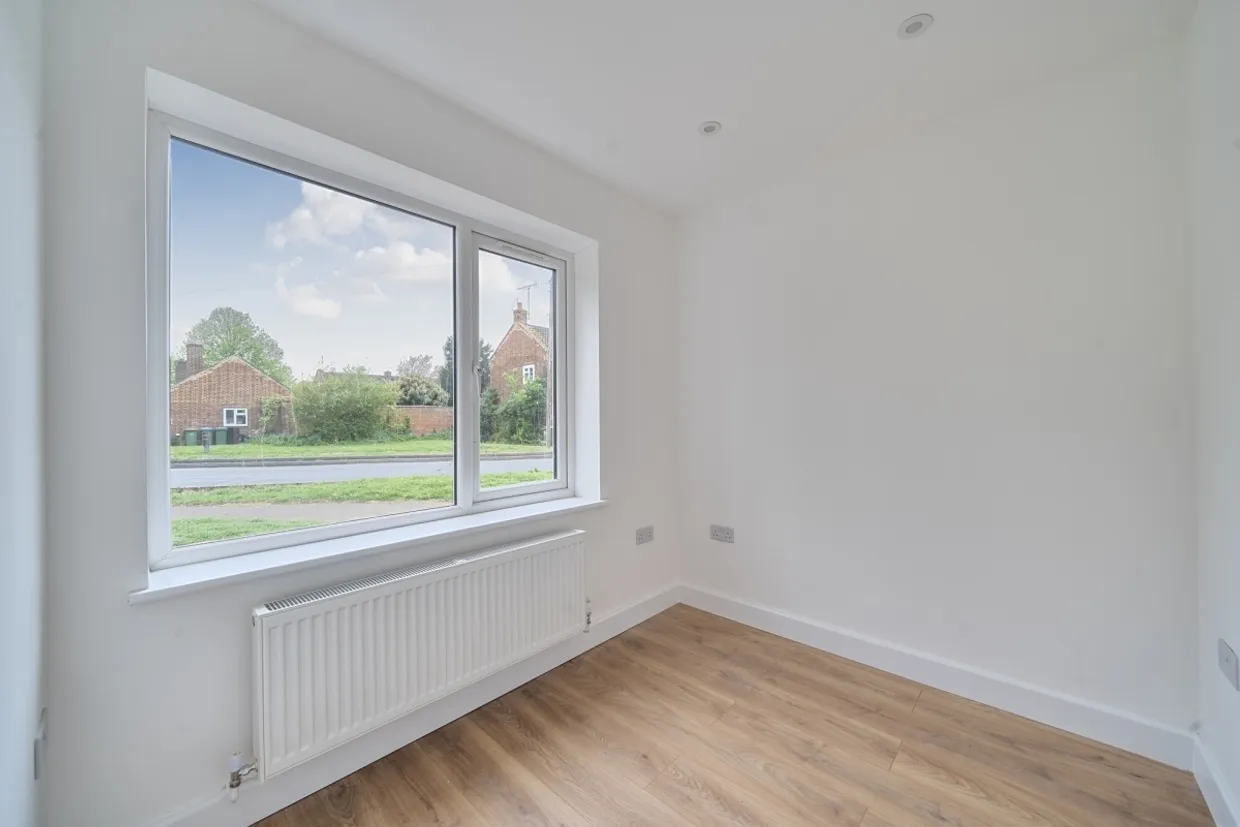 Douglas Road, Esher KT10 photo 18