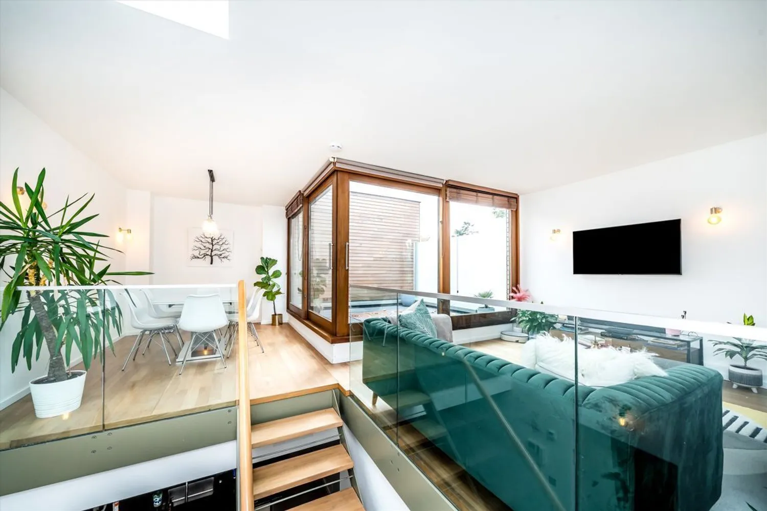 Southmead Gardens, Teddington, TW11 photo 2