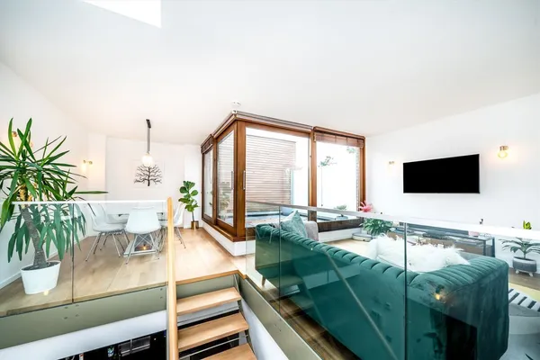 Southmead Gardens, Teddington, TW11 photo 2