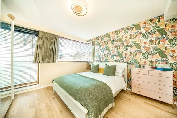 Southmead Gardens, Teddington, TW11 photo 8