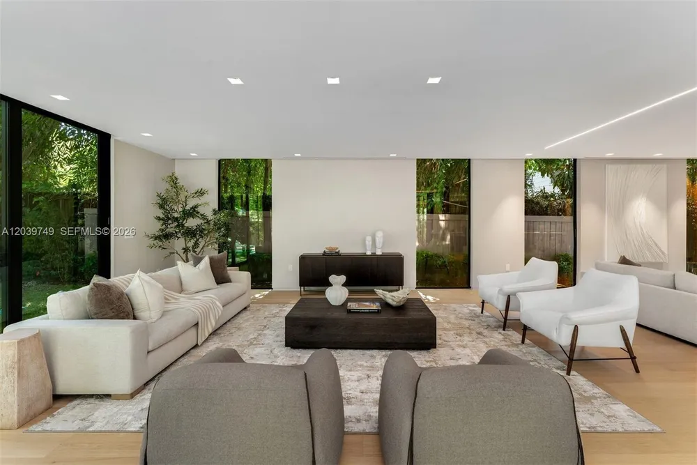 3579 Avocado Ave, Miami, FL 33133