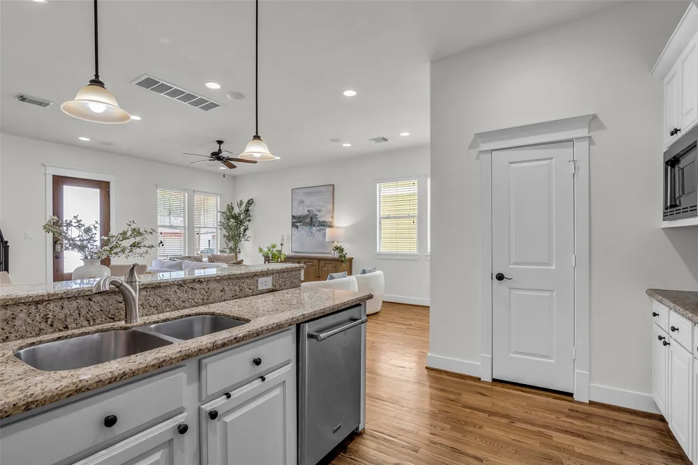 1122 W 18th St, Houston, TX 77008