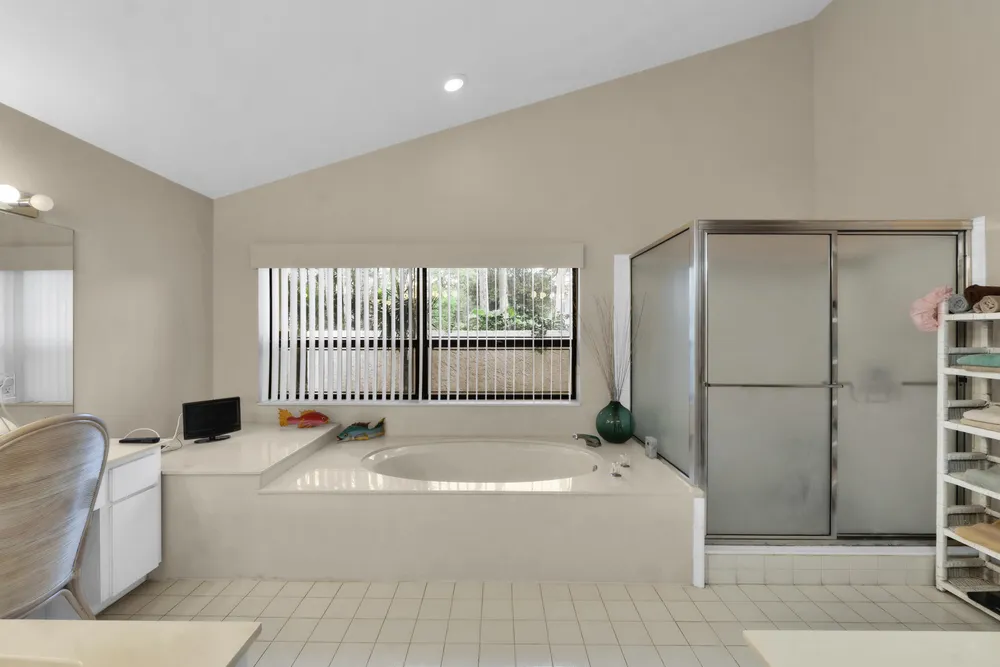 5040 NW 88th Ln, Coral Springs, FL 33067