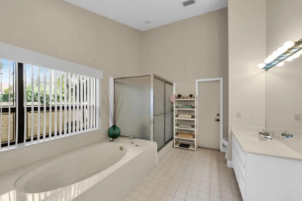 5040 NW 88th Ln, Coral Springs, FL 33067