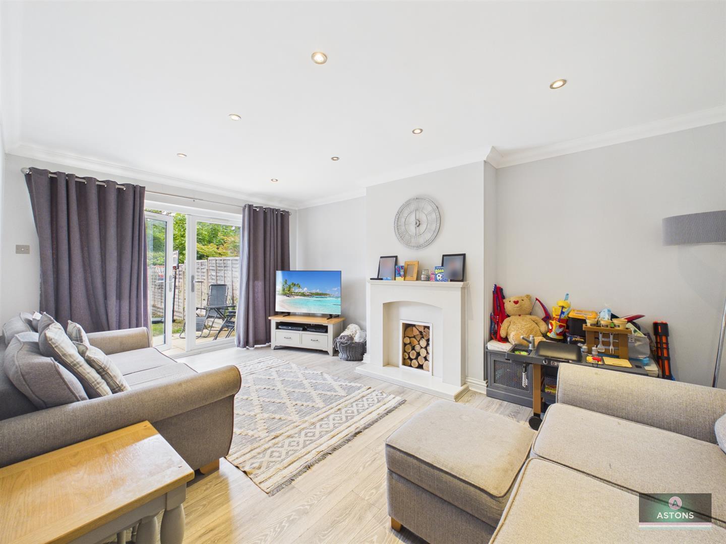 Old Manor Close, Ifield Green Image 2