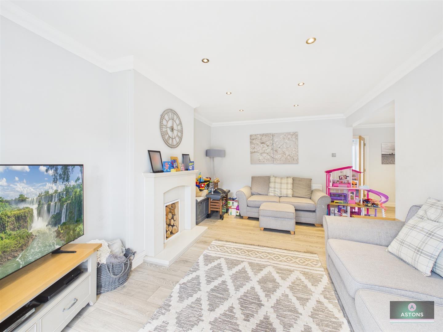 Old Manor Close, Ifield Green Image 6