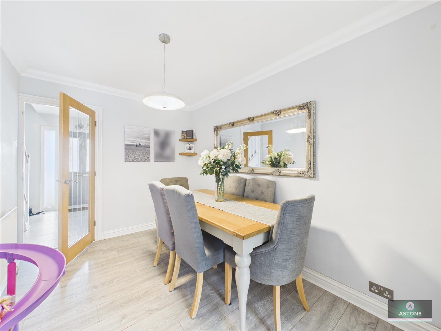 Old Manor Close, Ifield Green Image 7