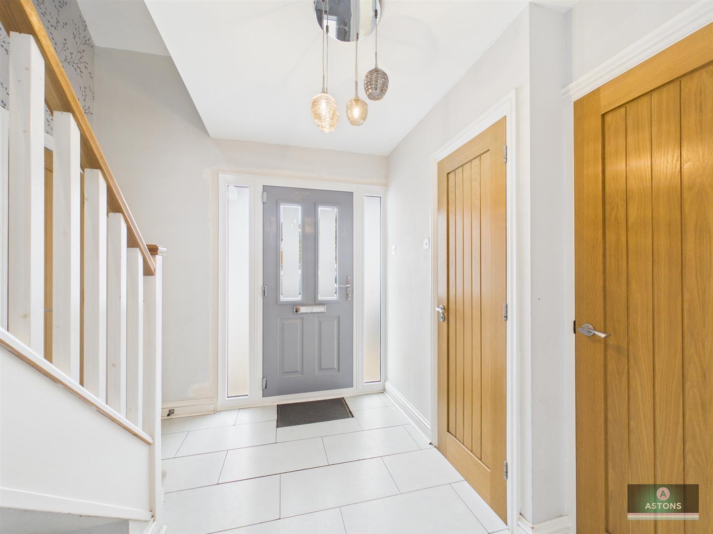 Old Manor Close, Ifield Green Image 8