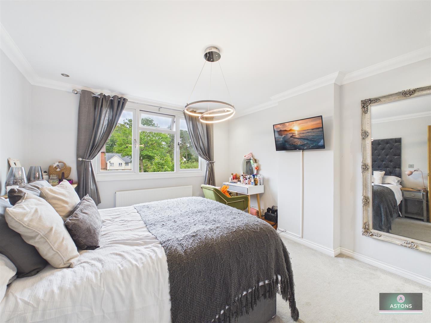 Old Manor Close, Ifield Green Image 10